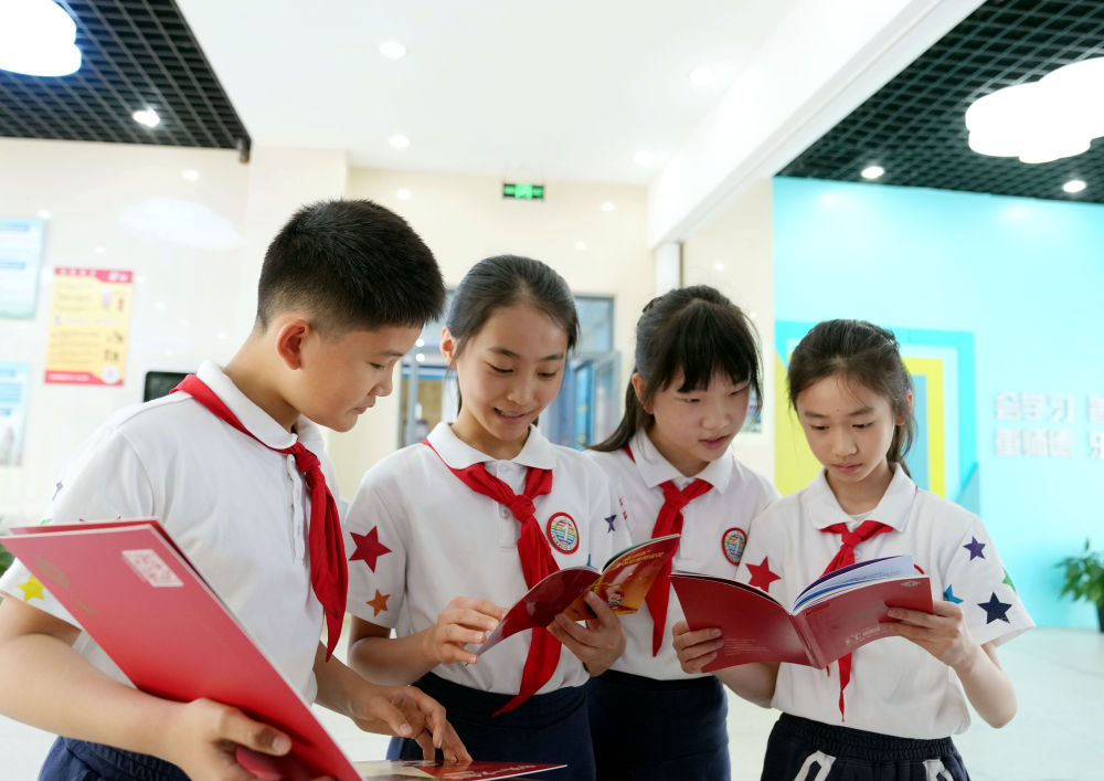 近日,上海市黄浦区卢湾一中心小学“红喇叭”小讲解员们在交流研讨讲解词。新华社记者 刘颖 摄