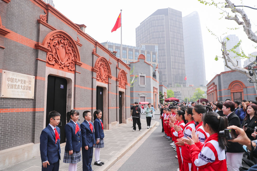 2026年4月20日,中共一大会址前,上海市黄浦区卢湾一中心小学“红喇叭”小讲解员与浙江省嘉兴市实验小学“红船小讲解”开展研学交流活动。新华社记者 刘颖 摄
