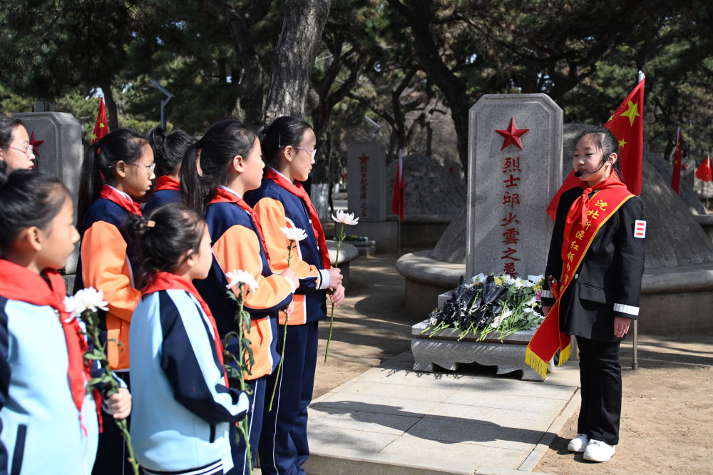 2024年4月2日,在辽宁沈阳抗美援朝烈士陵园,小讲解员为参加清明祭英烈主题队日活动的同学们讲述革命先烈的故事。