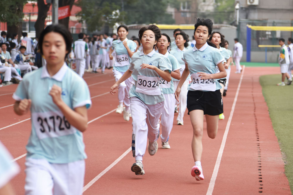 图为北京市八一学校的学生参加学校运动会女子径赛项目。(受访者供图)