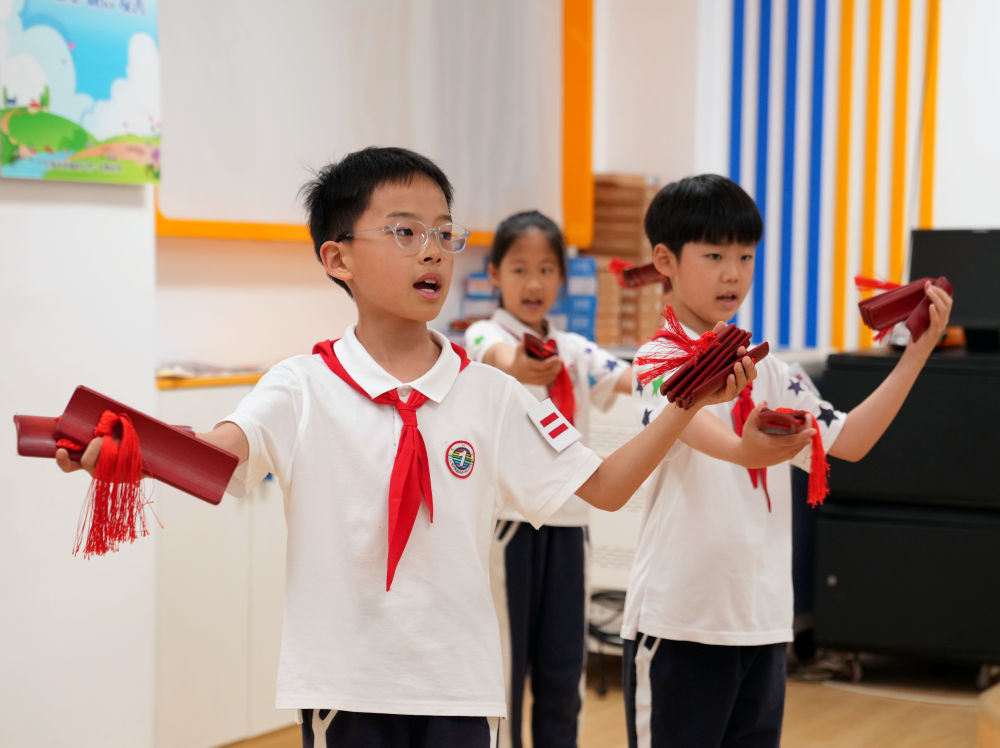 近日,上海市黄浦区卢湾一中心小学“红喇叭”小讲解员们在练习快板讲解,准备参加即将到来的“六一”活动。新华社记者 刘颖 摄