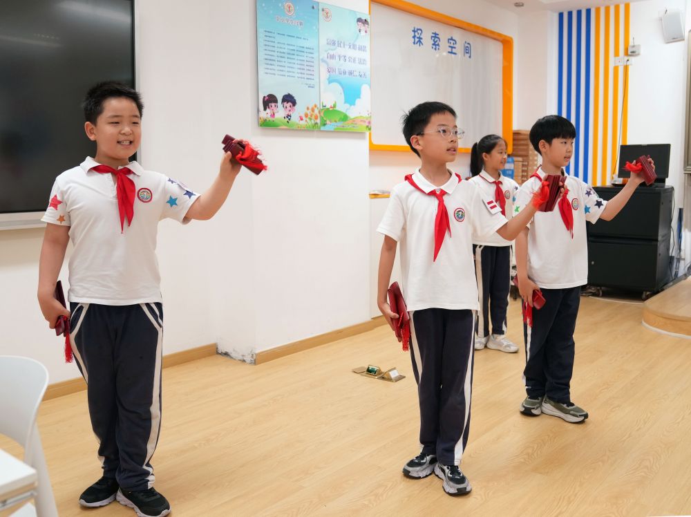 2026年5月29日,“红喇叭”小讲解员们练习快板讲解,为即将到来的“六一”儿童节活动做准备。