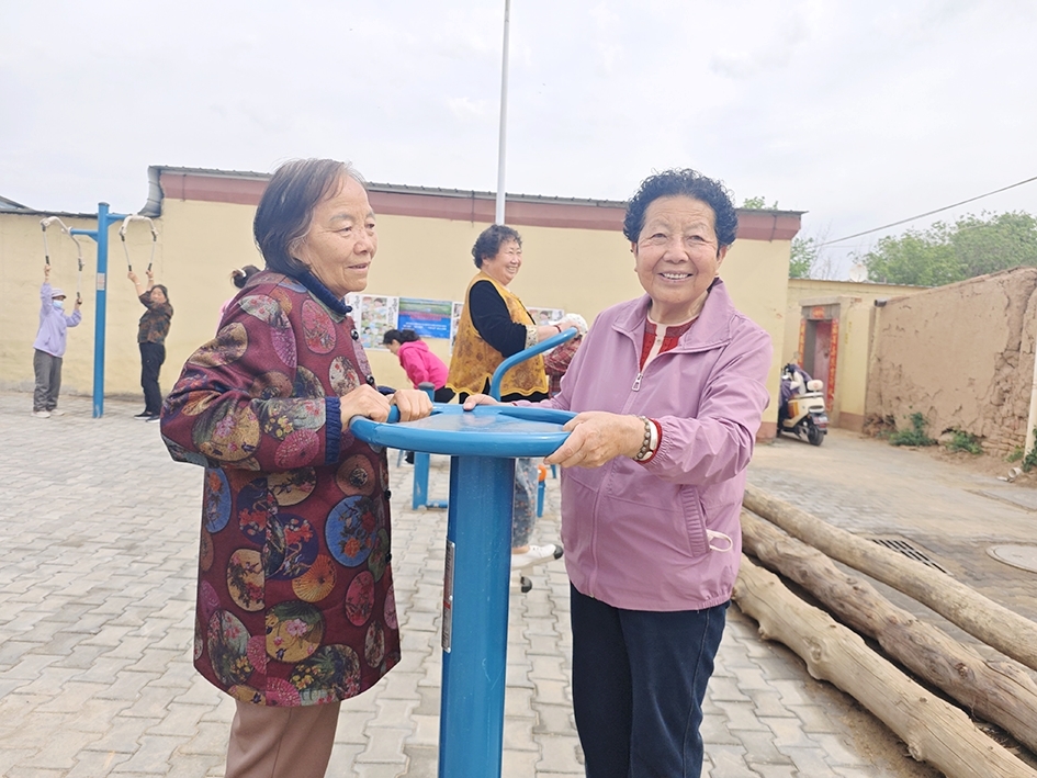 居民在新建成的广场上健身