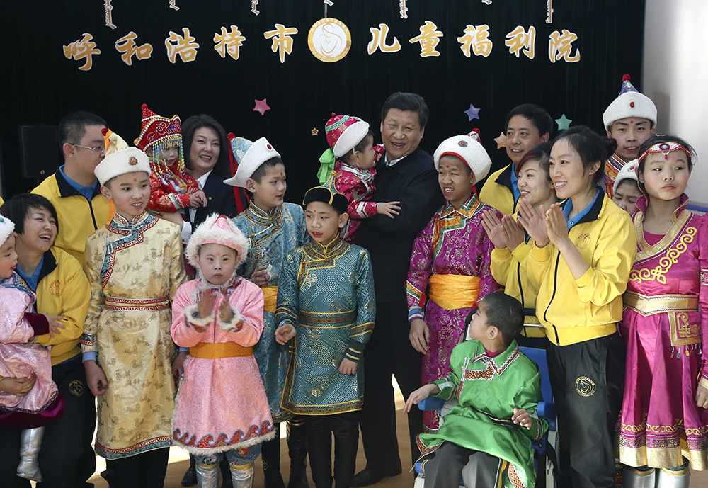 2014年1月28日,习近平总书记来到内蒙古呼和浩特市儿童福利院看望孩子们。