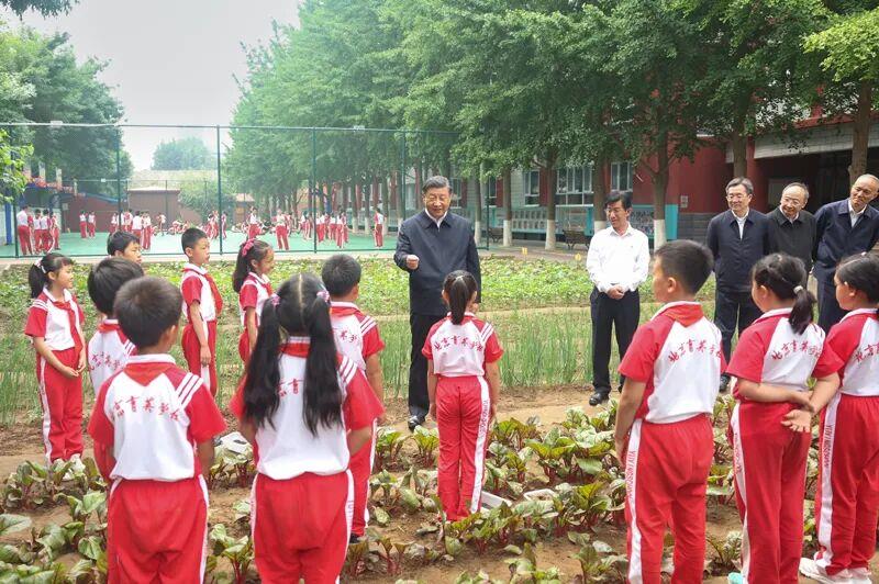 △2023年5月31日,北京育英学校,习近平总书记同正在进行农业种植实践的小学生们亲切交流。