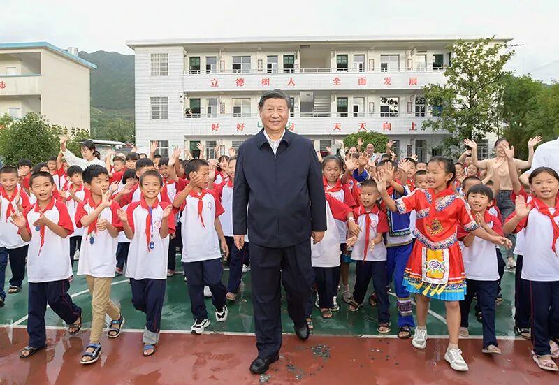 △2020年9月16日,湖南郴州市汝城县文明瑶族乡第一片小学,习近平总书记和同学们亲切交流。