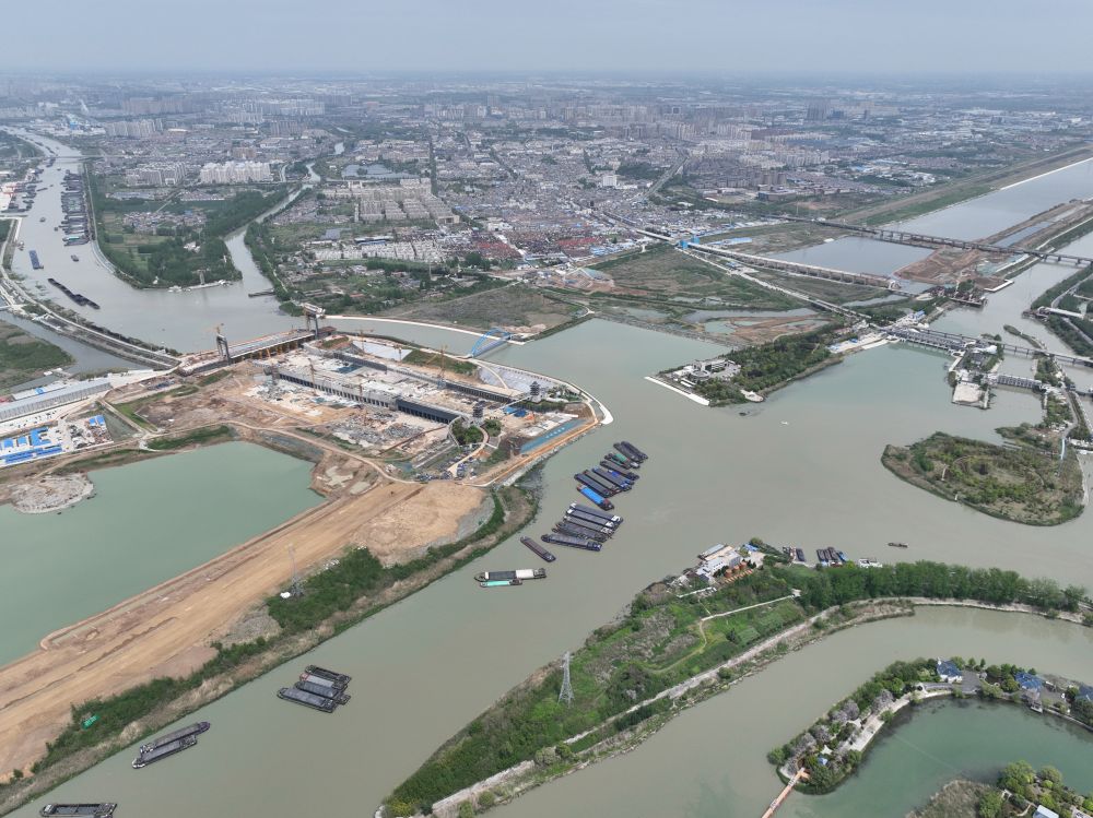 在江苏省淮安市境内的淮河入海水道二期淮安枢纽工程建设现场(无人机照片)。新华社发(嵇子鉴 摄)