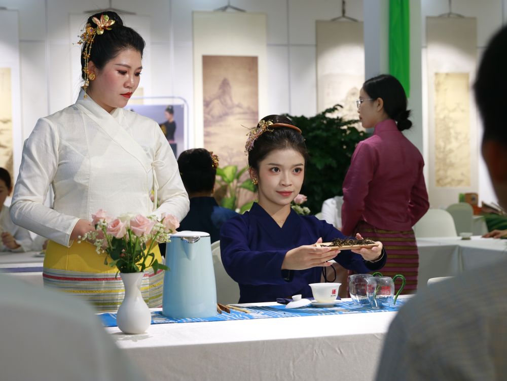 2026年5月21日,“茶和天下·雅集”中老茶文化系列交流活动在位于老挝首都万象的中国文化中心开幕,中老两国嘉宾共同感受茶文化的深厚底蕴。