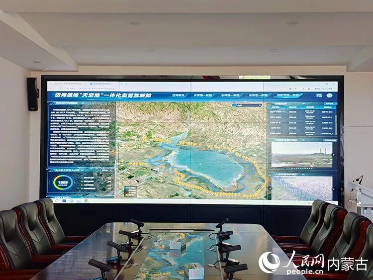 岱海自然保护区服务中心整合监控资源,打造岱海湿地“天空地”一体化监管驾驶舱,实现“天上飞的、水里游的、陆上跑的”一体化监管,提升保护效率。人民网记者 苗阳摄 岱海自然保护区服务中心整合监控资源,打造岱海湿地“天空地”一体化监管驾驶舱,实现“天上飞的、水里游的、陆上跑的”一体化监管,提升保护效率。人民网记者 苗阳摄