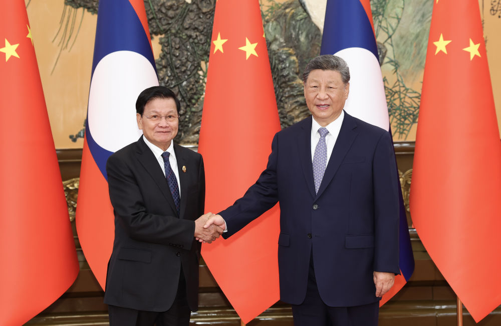 2025年9月4日上午,习近平在北京人民大会堂会见来华出席2025年上海合作组织峰会和纪念中国人民抗日战争暨世界反法西斯战争胜利80周年活动并进行工作访问的通伦。习近平强调,要以中老铁路运营和沿线开发为抓手,持续拓展“黄金大通道”辐射带动效应,推动重点项目提质升级。
