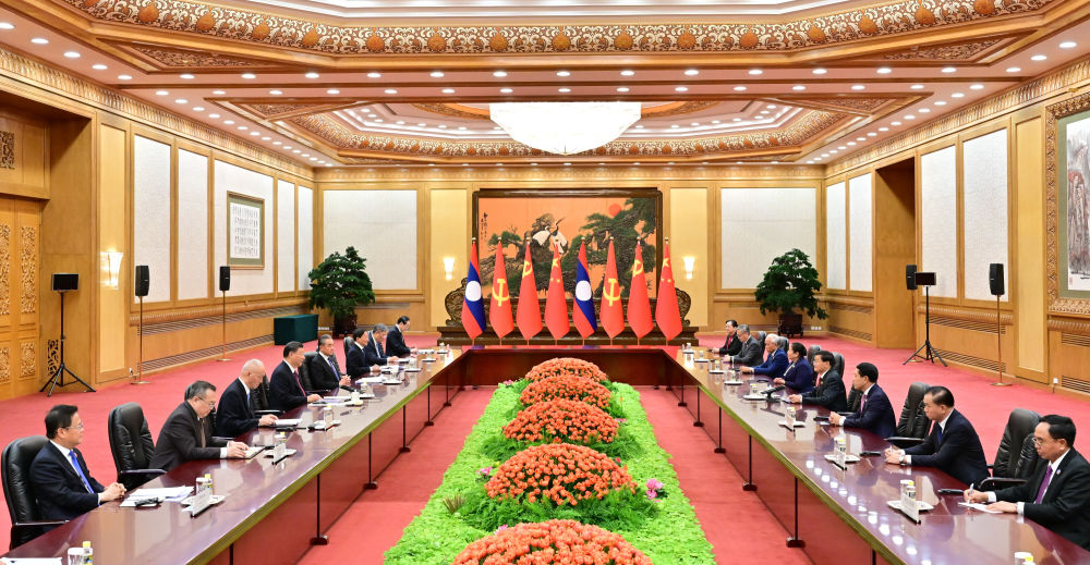 2023年10月20日上午,习近平在北京人民大会堂会见来华出席第三届“一带一路”国际合作高峰论坛并进行工作访问的通伦时强调,要深挖中老铁路潜力,以铁路沿线开发为重点,稳步推进中老经济走廊建设,积极推进区域联通发展构想,打造本地区“一带一路”合作样板。中方愿为老挝经济发展继续提供力所能及的帮助,鼓励更多中国企业赴老投资,进口更多老挝优质农产品,扩大中老能源矿业等领域合作。