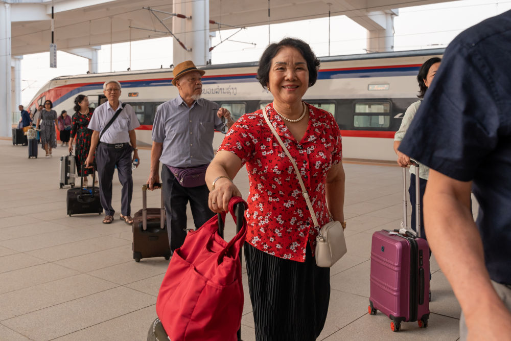 2026年4月13日,乘坐中老铁路国际旅客列车的旅客抵达中老铁路万象站。