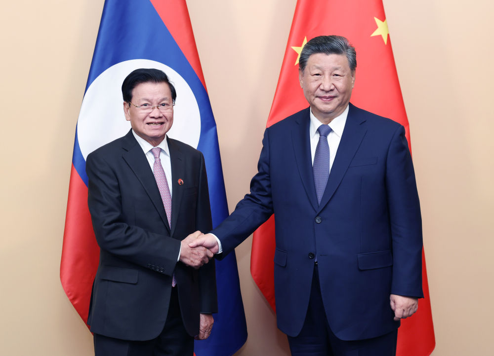 当地时间2024年10月22日晚,习近平在俄罗斯喀山会见通伦时指出,中方愿同老方加强交流互鉴,继续在涉及彼此核心利益和重大关切问题上相互坚定支持。双方要继续做大做强中老铁路,推进中老经济走廊建设,打造共建“一带一路”合作样板。中方愿进口更多老挝优质农产品,密切教育、文化、青年等领域交流合作。