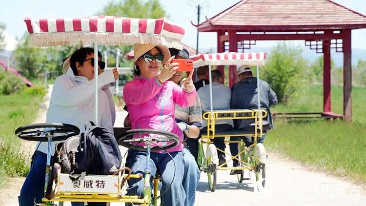 2026年5月29日,乌兰察布市岱海湖畔,游客们骑着观光自行车游览湖光春色。人民网记者 张力洋摄 2026年5月29日,乌兰察布市岱海湖畔,游客们骑着观光自行车游览湖光春色。人民网记者 张力洋摄