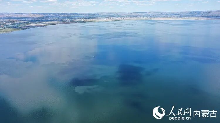 2026年5月29日,航拍镜头下的乌兰察布市岱海,湖水呈现出层次分明的蓝绿渐变。人民网记者 张力洋摄 2026年5月29日,航拍镜头下的乌兰察布市岱海,湖水呈现出层次分明的蓝绿渐变。人民网记者 张力洋摄
