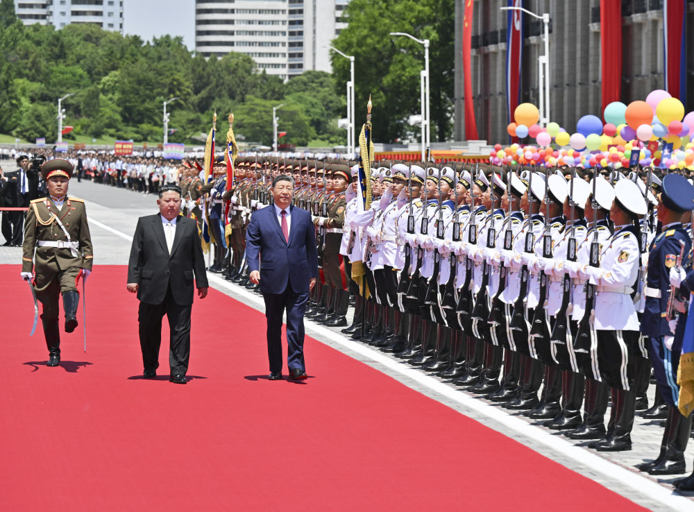 当地时间6月8日中午,朝鲜劳动党总书记、国务委员长金正恩在平壤金日成广场为中共中央总书记、国家主席习近平举行盛大欢迎仪式。这是习近平在金正恩陪同下,检阅朝鲜人民军三军仪仗队。新华社记者 翟健岚 摄