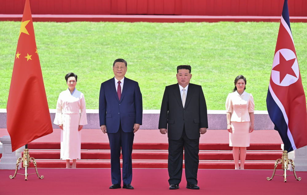 当地时间6月8日中午,朝鲜劳动党总书记、国务委员长金正恩在平壤金日成广场为中共中央总书记、国家主席习近平举行盛大欢迎仪式。这是习近平同金正恩一起观看分列式。新华社记者 殷博古 摄