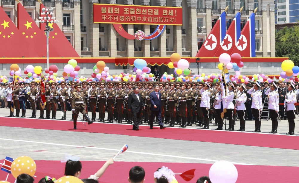 当地时间6月8日中午,朝鲜劳动党总书记、国务委员长金正恩在平壤金日成广场为中共中央总书记、国家主席习近平举行盛大欢迎仪式。这是习近平在金正恩陪同下,检阅朝鲜人民军三军仪仗队。新华社记者 丁林 摄
