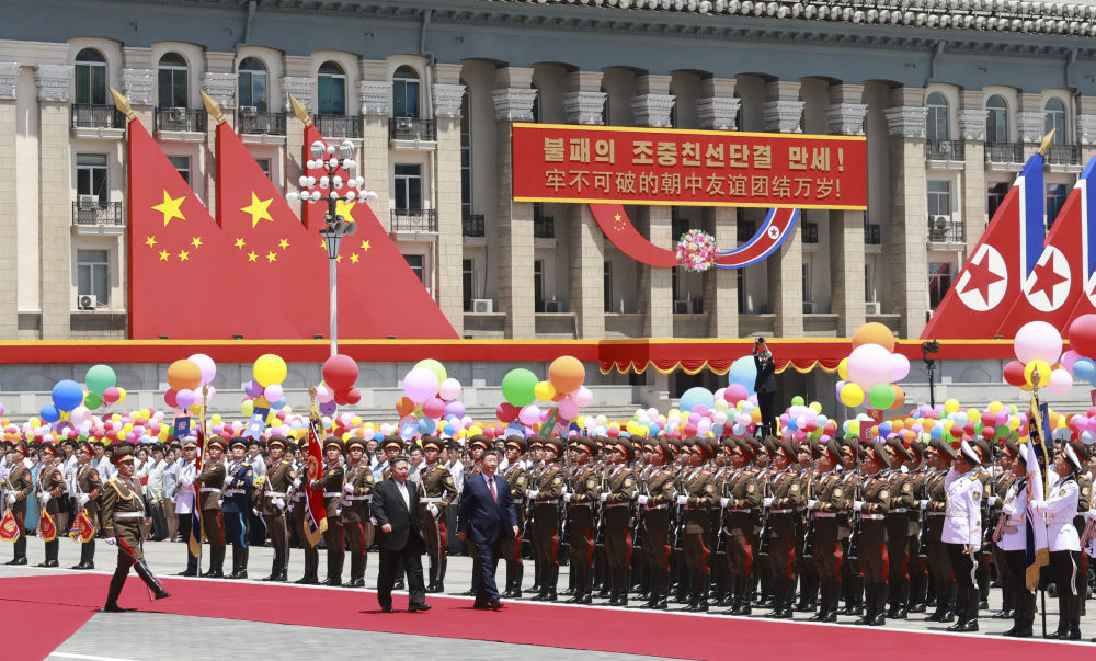 当地时间6月8日中午,朝鲜劳动党总书记、国务委员长金正恩在平壤金日成广场为中共中央总书记、国家主席习近平举行盛大欢迎仪式。这是习近平在金正恩陪同下,检阅朝鲜人民军三军仪仗队。新华社记者 丁林 摄