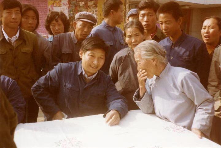 △1983年,时任河北正定县委书记的习近平,临时在大街上摆桌子听取老百姓意见。
