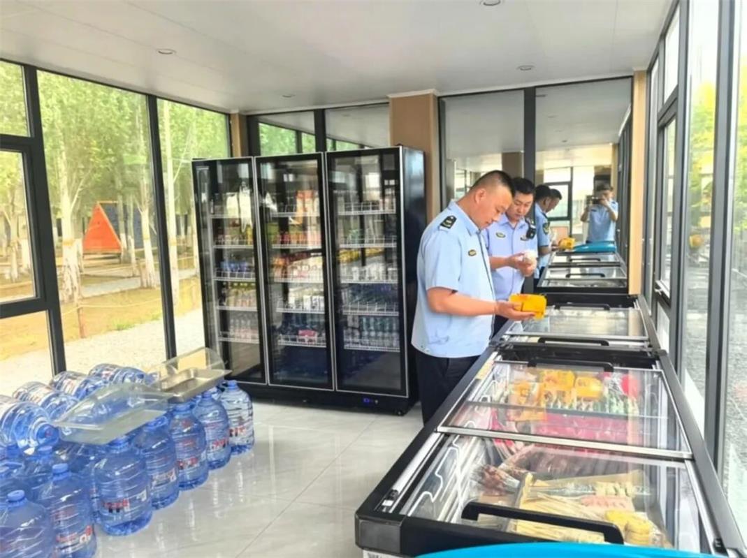 执法人员检查时令食品保质期和储存条件。