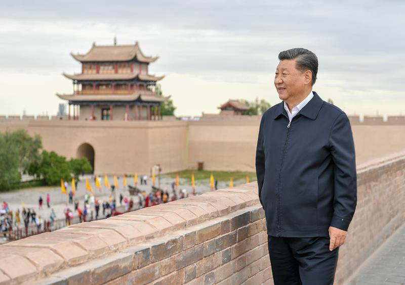 △2019年8月20日,习近平总书记来到嘉峪关关城,登上城楼察看关城整体面貌,听取河西走廊长城、关隘历史文化情况介绍。