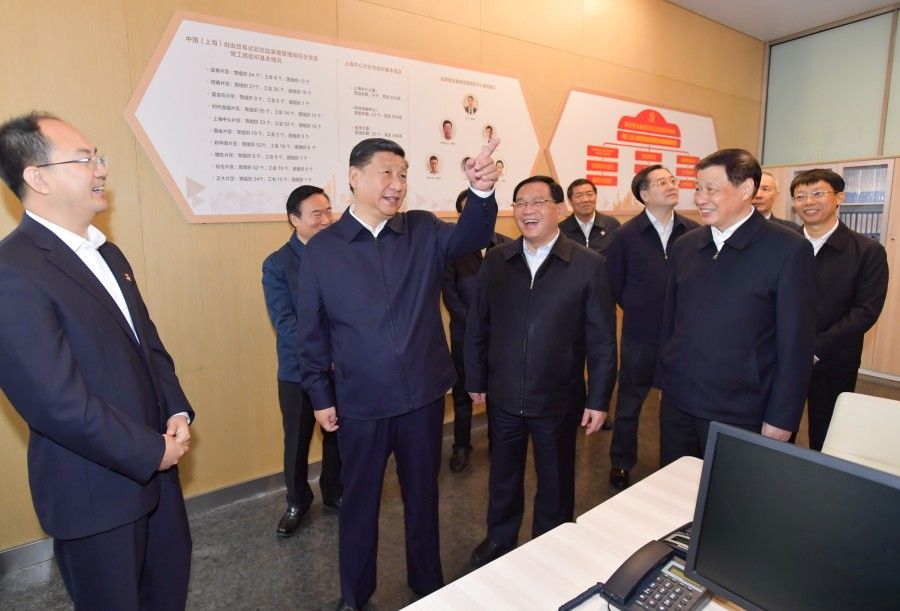 2018年11月6日上午,习近平总书记在上海中心大厦22层的陆家嘴金融城党建服务中心,详细了解中心开展党建工作等情况。新华社记者 李涛 摄