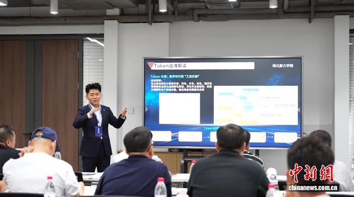 图为云谷OPC社区内,创业者参加培训学习。 崔博群摄