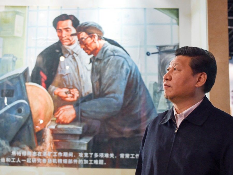 2014年3月17日,习近平总书记在河南省兰考县调研指导党的群众路线教育实践活动时,参观焦裕禄同志纪念馆。新华社记者 李学仁 摄