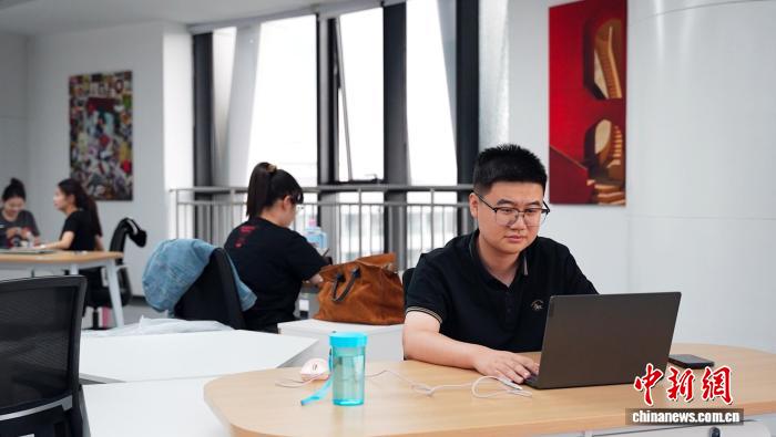 图为云谷OPC社区内,创业者在共享工位办公。 崔博群摄
