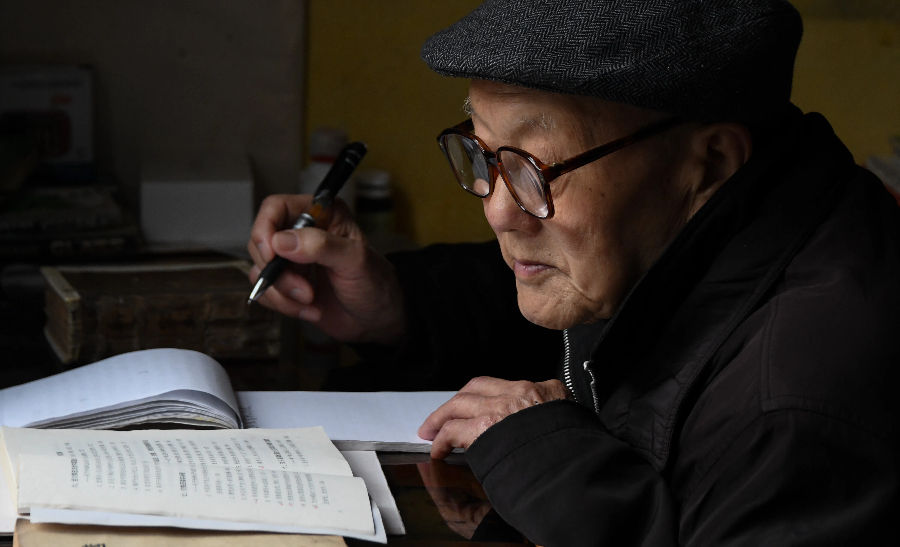 这是张富清在家里看书学习的资料照片(2019年3月31日摄)。新华社记者 程敏 摄