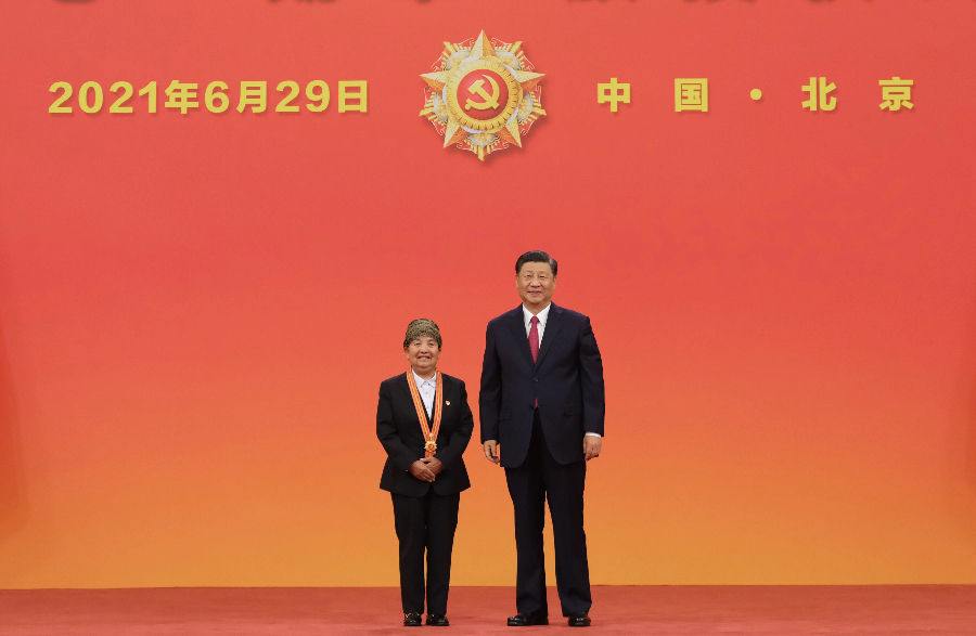 2021年6月29日,习近平总书记向“七一勋章”获得者王兰花颁授勋章。新华社记者 李学仁 摄