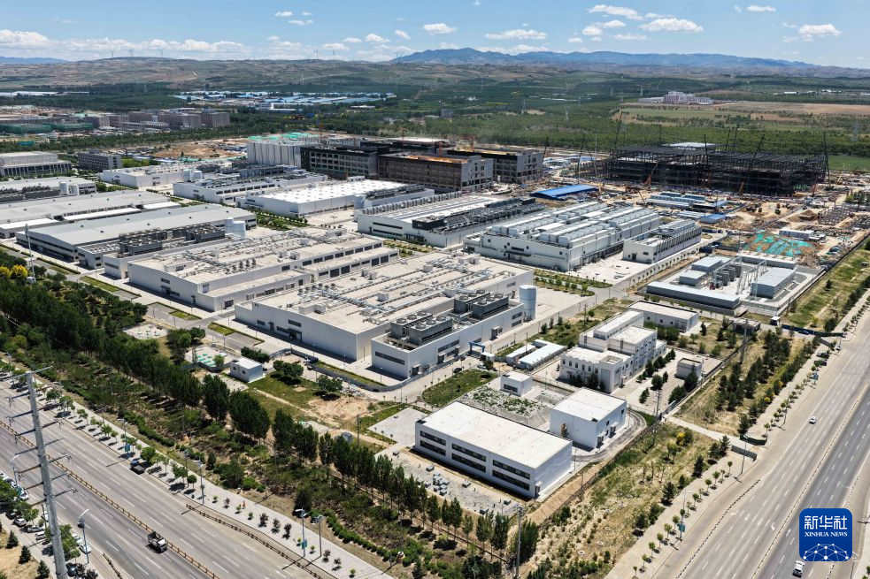 这是2026年6月4日在呼和浩特市和林格尔新区拍摄的中国移动呼和浩特数据中心(无人机照片)。 新华社记者 李志鹏 摄