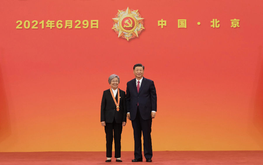 2021年6月29日,习近平总书记向“七一勋章”获得者黄宝妹颁授勋章。新华社记者 李学仁 摄