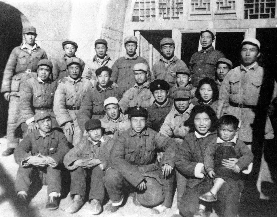 新华社新闻台部分人员合影。三排左六为张连生。(资料图片)