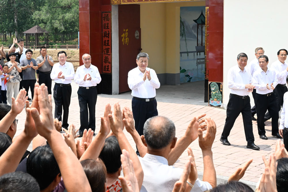 6月24日,中共中央总书记、国家主席、中央军委主席习近平在山东省德州市考察。这是习近平在陵城区边临镇西于架村,同村民们亲切交流。新华社记者 申宏 摄