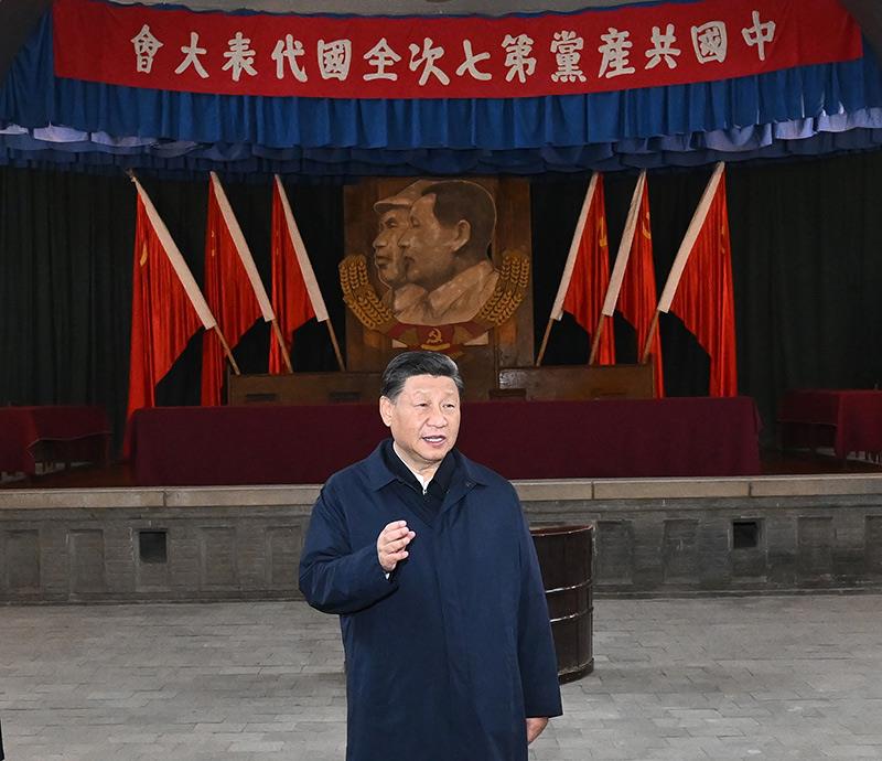 △2022年10月27日,习近平总书记在陕西延安杨家岭瞻仰中共七大会址。