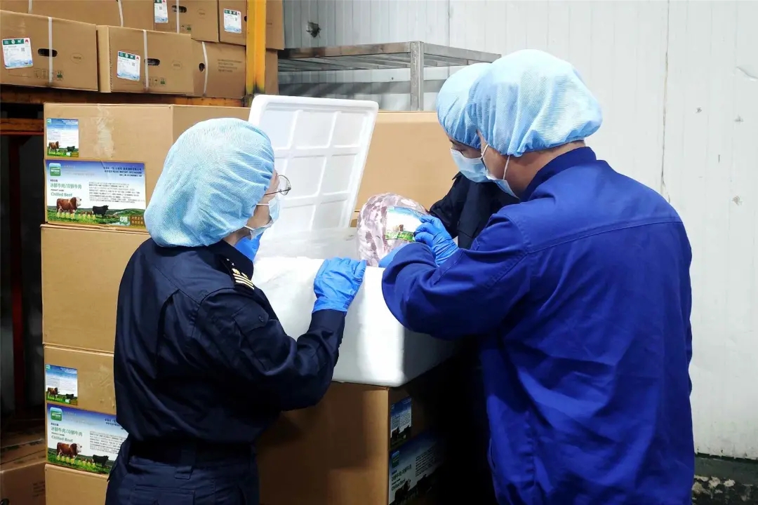 工作人员正在进行产品装箱 供图 呼伦贝尔市人民政府