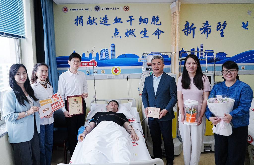中华骨髓库管理中心副主任黄相刚,内蒙古自治区红十字会党组成员、副会长陈立本来到现场看望慰问何先生。