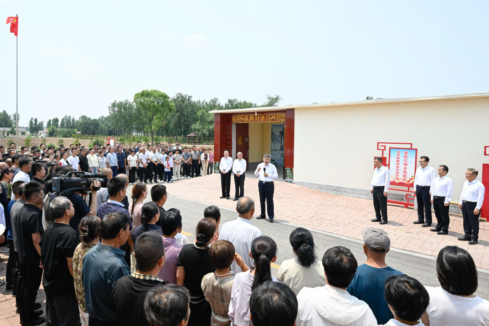 6月24日,中共中央总书记、国家主席、中央军委主席习近平在山东省德州市考察。这是习近平在陵城区边临镇西于架村,同村民们亲切交流。新华社记者 申宏 摄