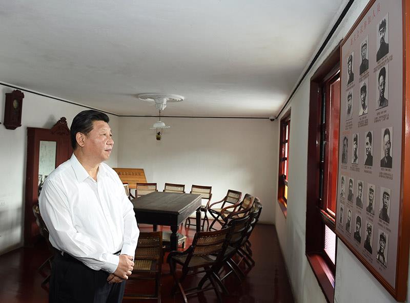 △2015年6月16日,习近平总书记在贵州参观遵义会议会议室。
