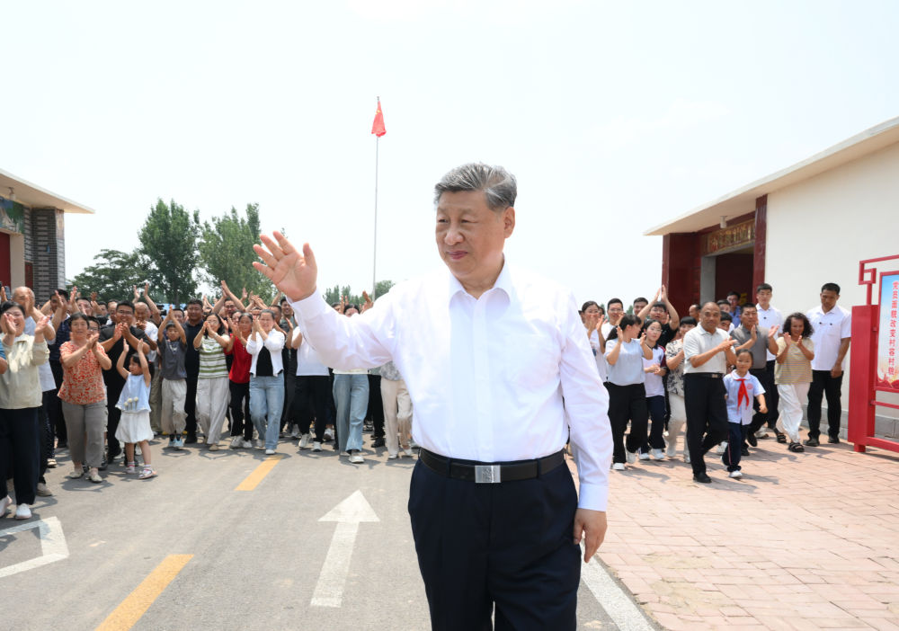 6月24日,中共中央总书记、国家主席、中央军委主席习近平在山东省德州市考察。这是习近平在陵城区边临镇西于架村,同村民们亲切交流。新华社记者 谢环驰 摄