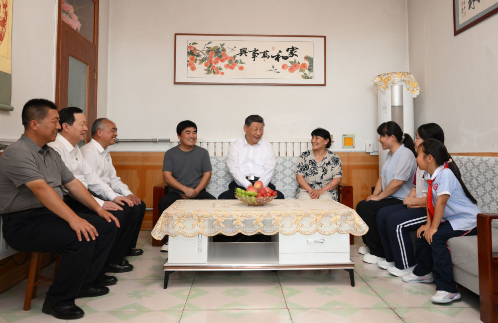 6月24日,中共中央总书记、国家主席、中央军委主席习近平在山东省德州市考察。这是习近平在陵城区边临镇西于架村村民于鑫辉家,同一家人围坐一起拉家常。新华社记者 谢环驰 摄