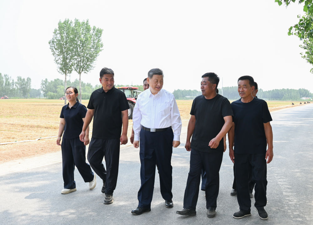 6月24日,中共中央总书记、国家主席、中央军委主席习近平在山东省德州市考察。这是习近平在陵城区边临镇东于架村同种粮大户、农机手、农技人员亲切交流。新华社记者 燕雁 摄