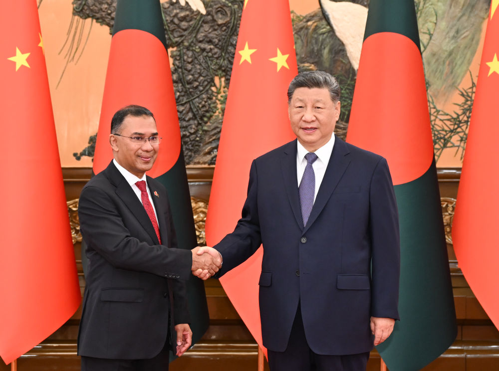 6月26日上午,国家主席习近平在北京人民大会堂会见来华正式访问的孟加拉国总理塔里克。新华社记者 李响 摄