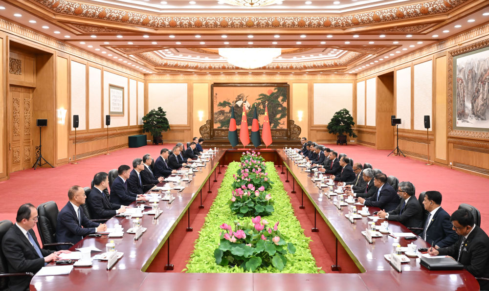 6月26日上午,国家主席习近平在北京人民大会堂会见来华正式访问的孟加拉国总理塔里克。新华社记者 李响 摄