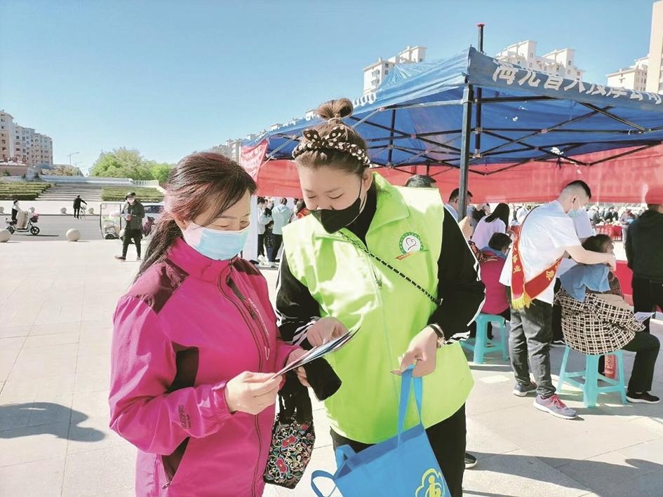 志愿者为居民解惑