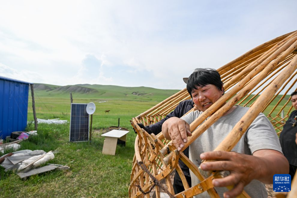7月1日,斯琴巴特尔的妻子斯其格玛在搭建房子。新华社记者 连振 摄