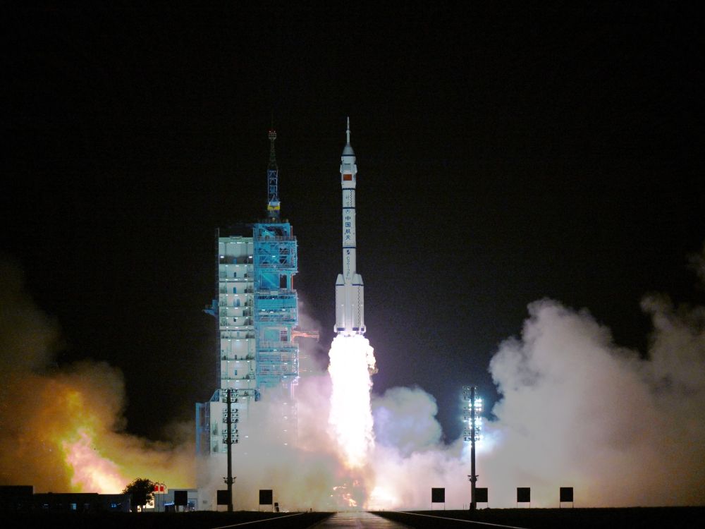 2026年5月24日,搭载神舟二十三号载人飞船的长征二号F遥二十三运载火箭在酒泉卫星发射中心点火发射。神舟二十三号载人飞船发射取得圆满成功。新华社记者 连振 摄