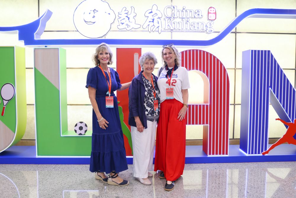 6月29日,蒲光珠(中间)在2026年“鼓岭缘”中美青少年棒球友谊赛暨体育交流周开幕式上同女儿(左)与外孙女(右)合影。